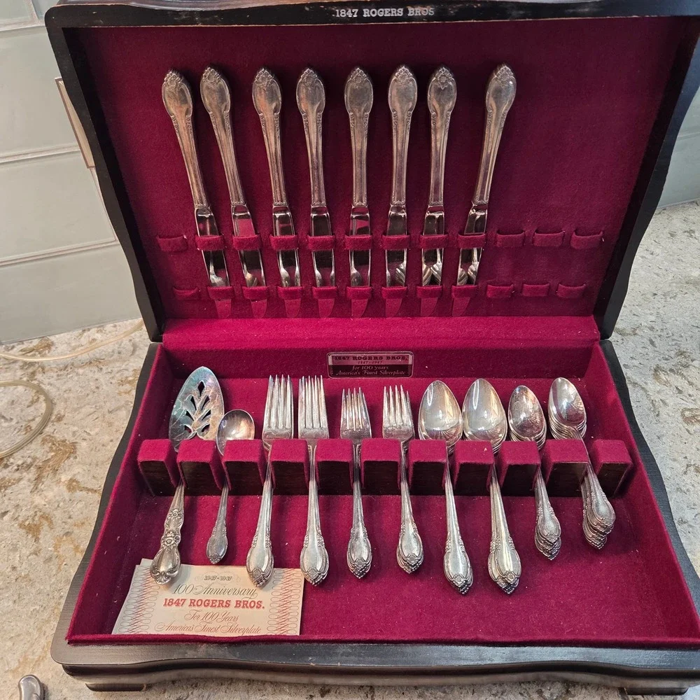 1847 Rogers Bros Remembrance Silverplate Flatware Set 100th Anniversary w/ Case